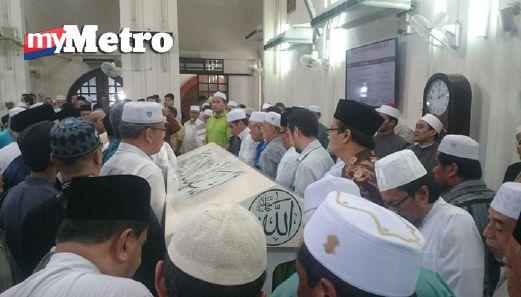 Jenazah Allahyarham diusung untuk dibawa ke tanah Perkuburan Islam Bukit Kiara. FOTO Syazwan Msar