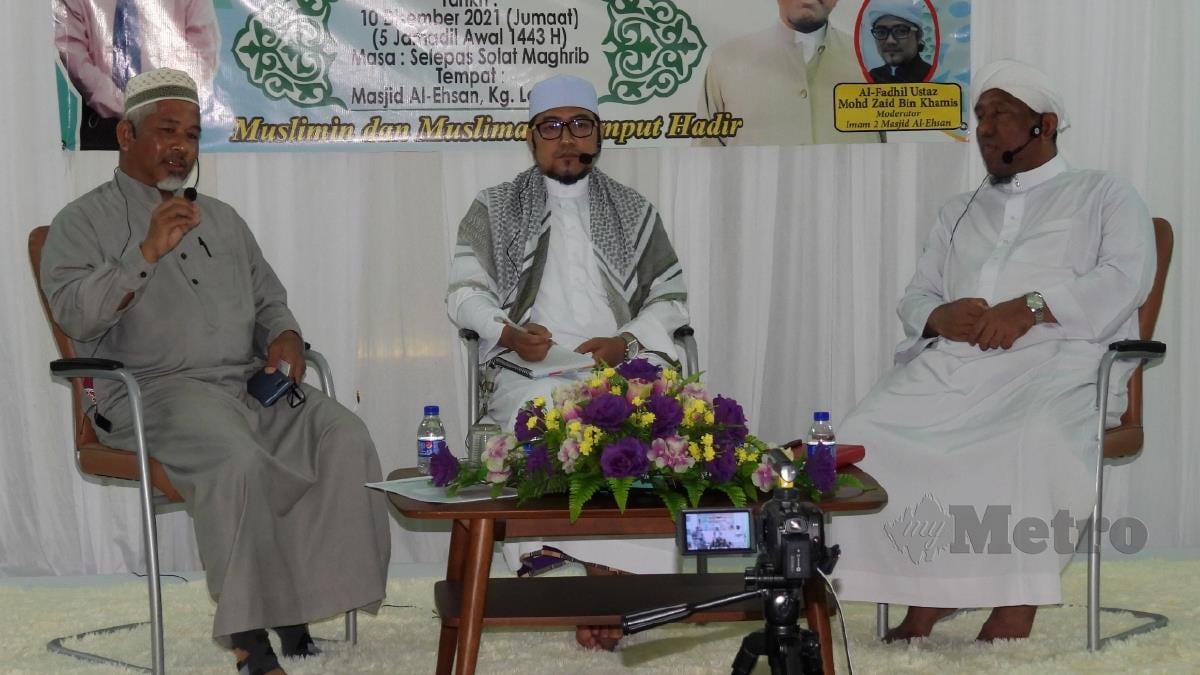 ABDUL Halim (dari kiri), Mohd Zaid dan Shukri Najib pada Forum Bicara Mufti Akidah Menyatukan Ummah di Masjid al-Ehsan, Kampung Londang, Masjid Tanah. FOTO Hassan Omar