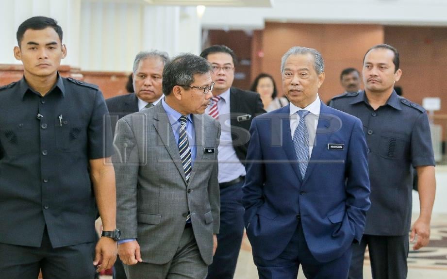 Muhyiddin bersama Ketua Setiausaha KDN Datuk Seri Alwi Ibrahim di bangunan Parlimen, hari ini. FOTO Luqman Hakim Zubir
