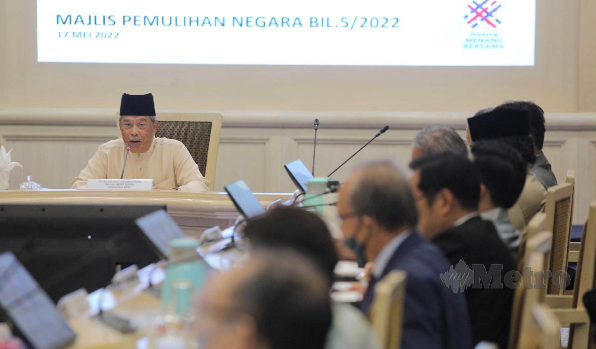 MUHYIDDIN ketika mempengerusikan mesyuarat Majlis Pemulihan Negara di Putrajaya. FOTO Mohd Fadli Hamzah