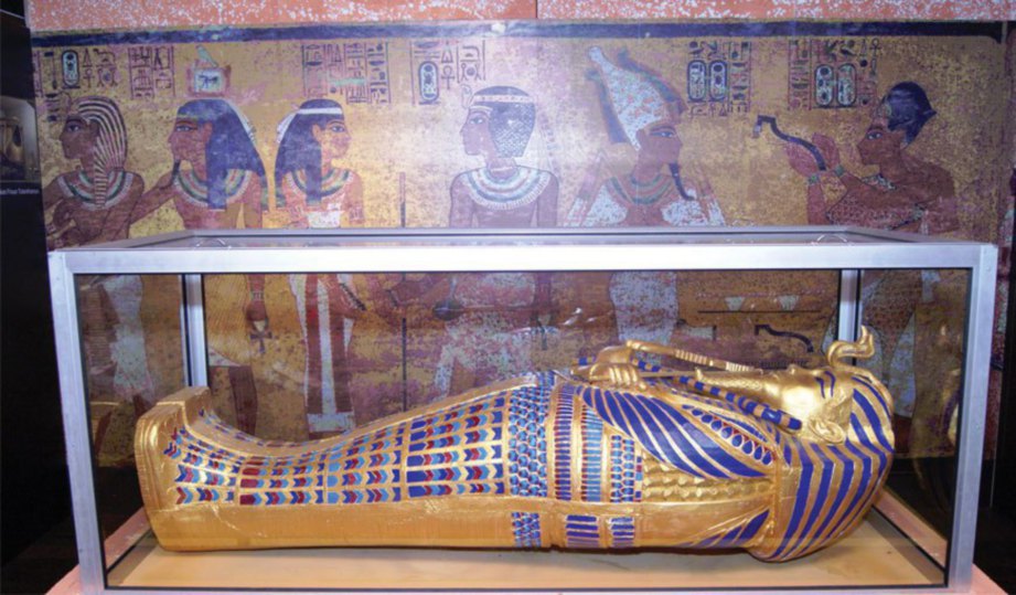 REPLIKA keranda emas Firaun jadi tarikan.