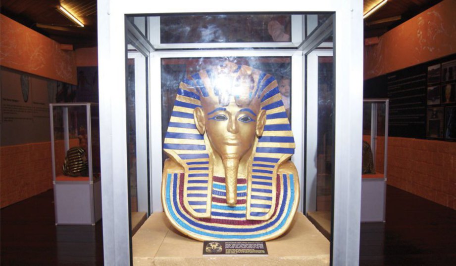 TOPENG emas yang dipercayai digunakan Firaun.