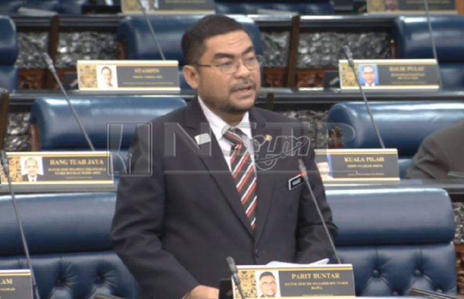 Mujahid semasa sesi soal jawab berkaitan LGBT di Dewan Rakyat hari ini. 