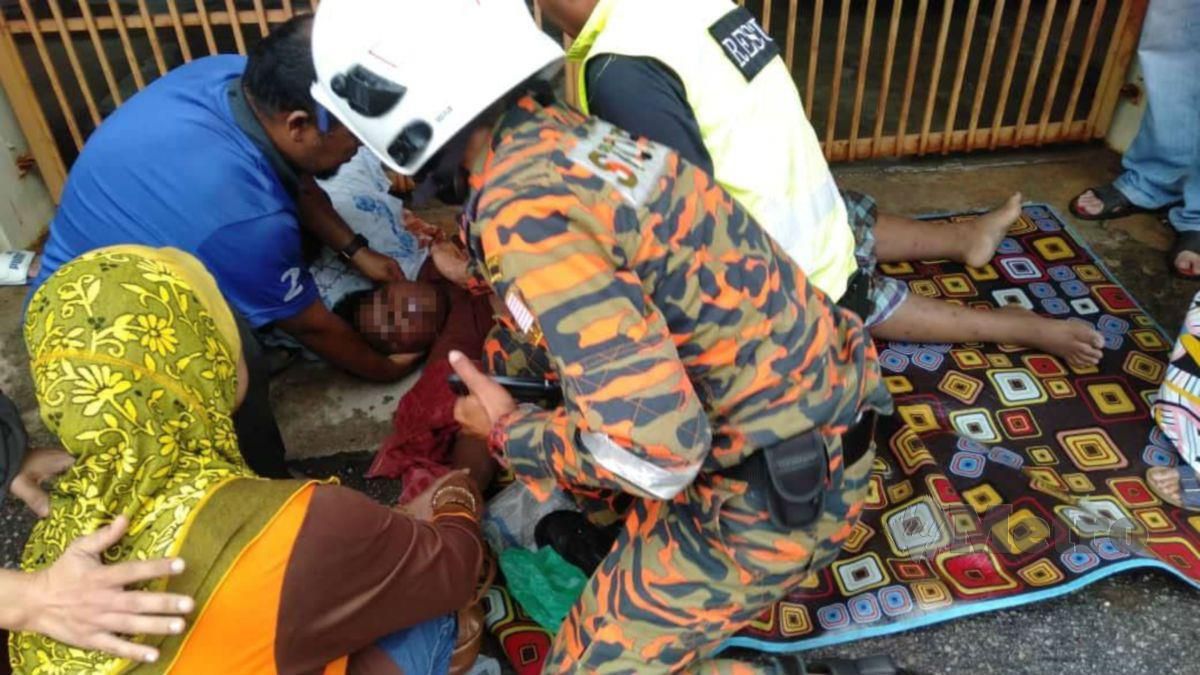 ANGGOTA bomba memberi bantuan pernafasan kepada kanak-kanak lelaki berusia 11 tahun yang tergelincir dalam longkang di Taman Seraya, Tikam Batu. FOTO ihsan bomba 