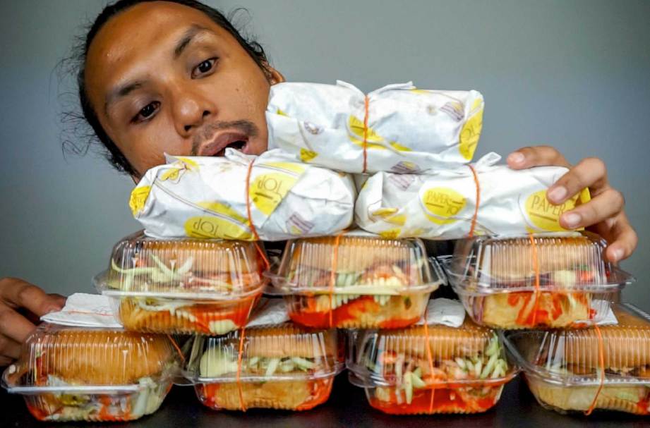 NUR Muhammad Izzat mencuba 10 jenis burger untuk dimakan untuk saluran YouTube, IsaacOsmanTV. FOTO BERNAMA