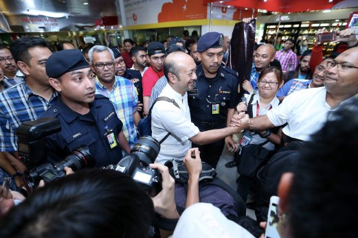 MUKHRIZ disambut penyokongnya sebaik tiba di Lapangan Terbang Sultan Abdul Aziz Shah, Subang, Jumaat, 22 Jan. FAIl Muhd Zaaba Zakeria