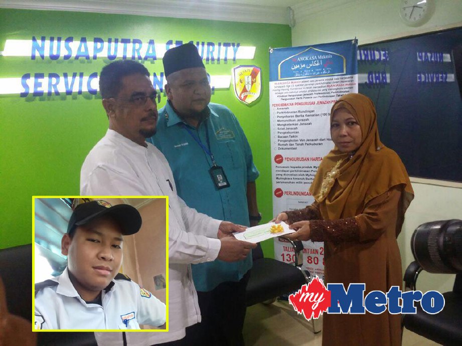 Siti Rugaiyah menerima sumbangan daripada Abdul Karim sambil diperhatikan Mohd Yusni. (Gambar kecil) Allahyarham  Norashraf Yusri. FOTO Thomas