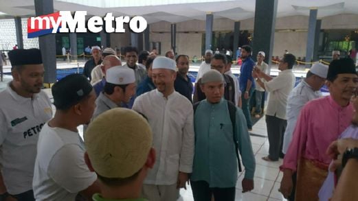 Mukhriz bersalaman dengan orang ramai selepas solat Jumaat di Masjid Negara, petang tadi. FOTO  Syazwan Msar