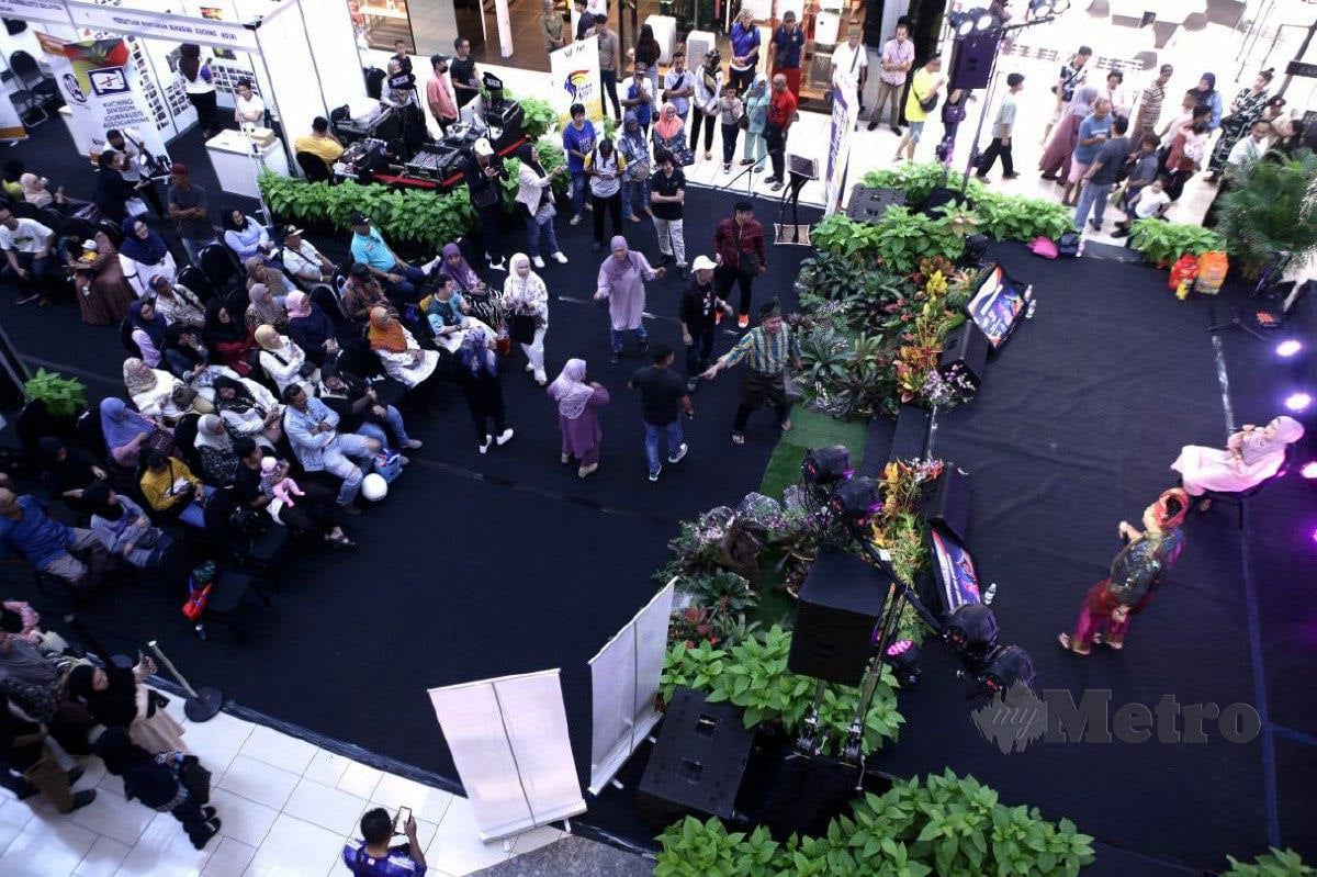 SENI bermukun antara tarikan di tapak pameran Hawana 2024 di Atrium Utama, Plaza Merdeka, di sini. FOTO Nadim Bokhari