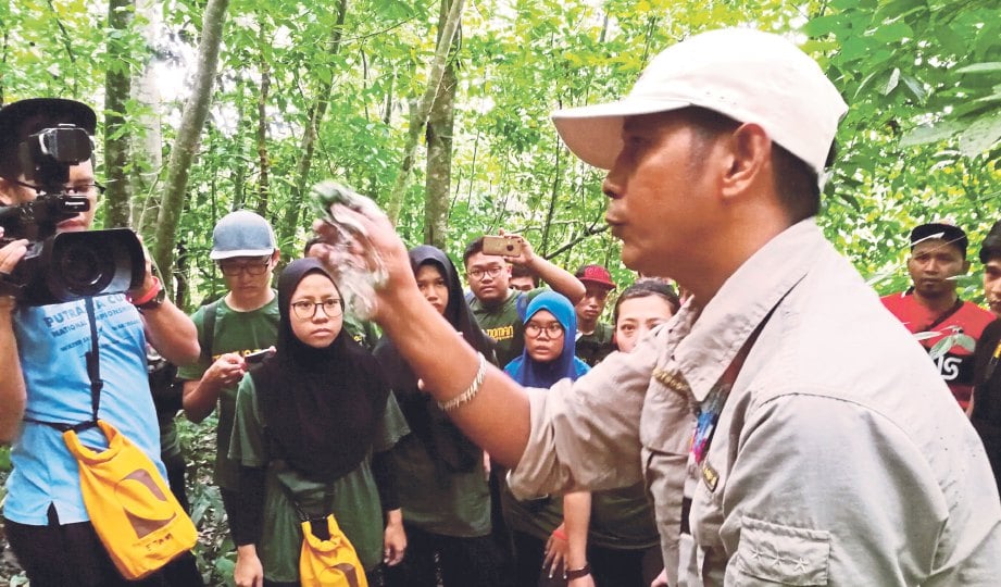 MUSA menerangkan kegunaan daun pokok senduduk yang boleh menggantikan sabun kepada peserta ekspedisi.
