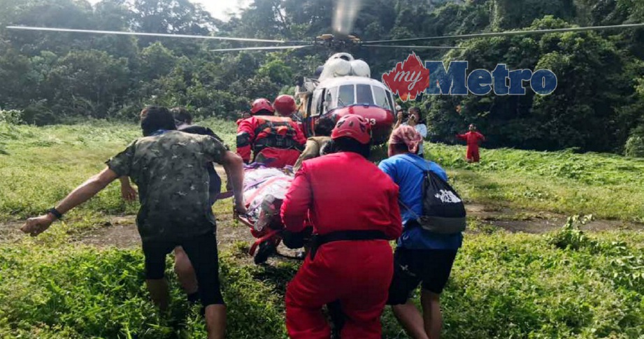 ANGGOTA penyelamat mengusung mayat mangsa untuk dihantar ke Hospital Miri, hari ini. FOTO Ihsan JBPM