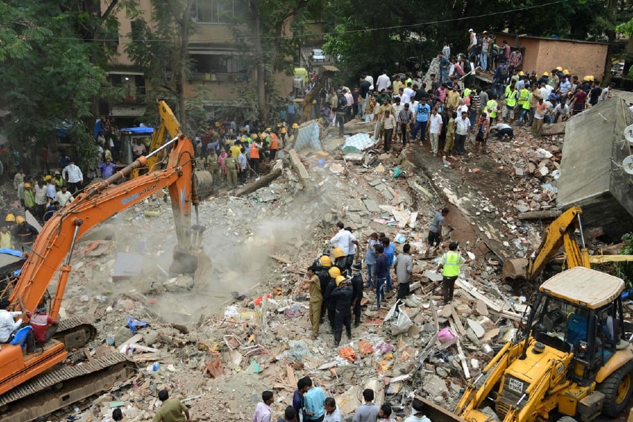 Pasukan penyelamat membongkar runtuhan banguna  di Mumbai bagi mencari mangsa yang terselamat. - Foto AFP