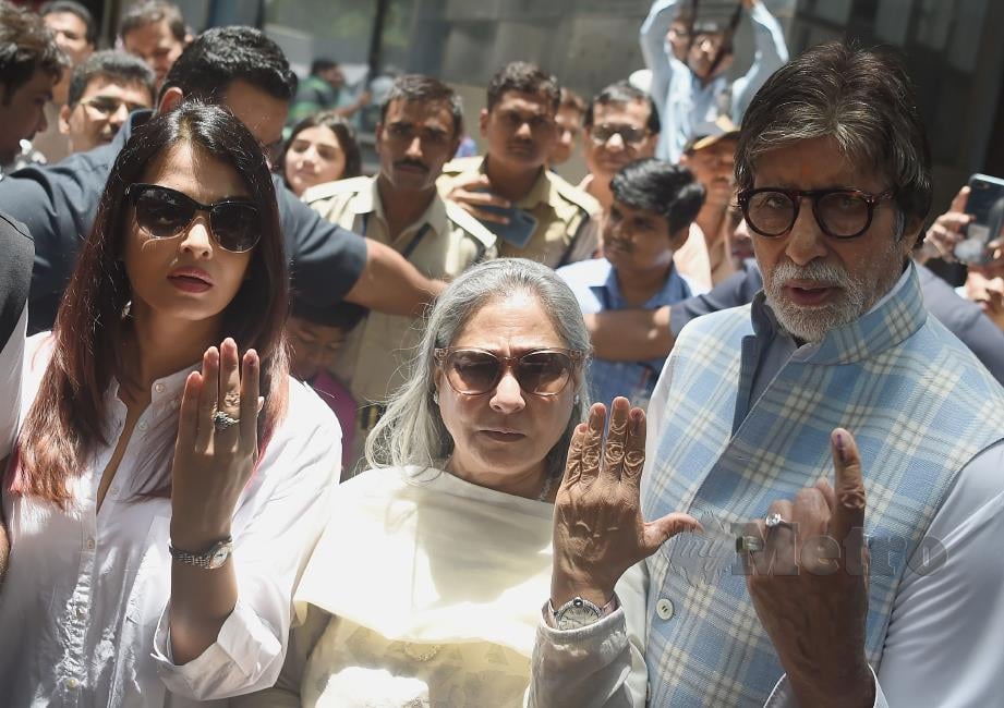 AMITABH Bachchan (kanan) bersama isteri dan menantunya, Aishwarya Rai Bachchan (kiri) bergambar selepas membuat undian dalam pilihan raya.