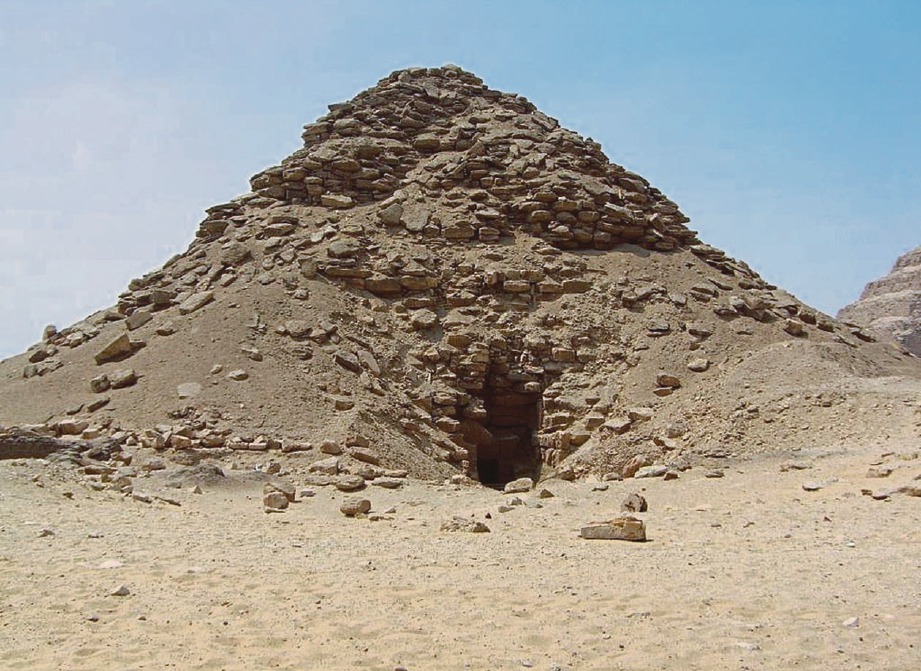 SEBAHAGIAN kompleks piramid Userkaf yang hampir runtuh. 