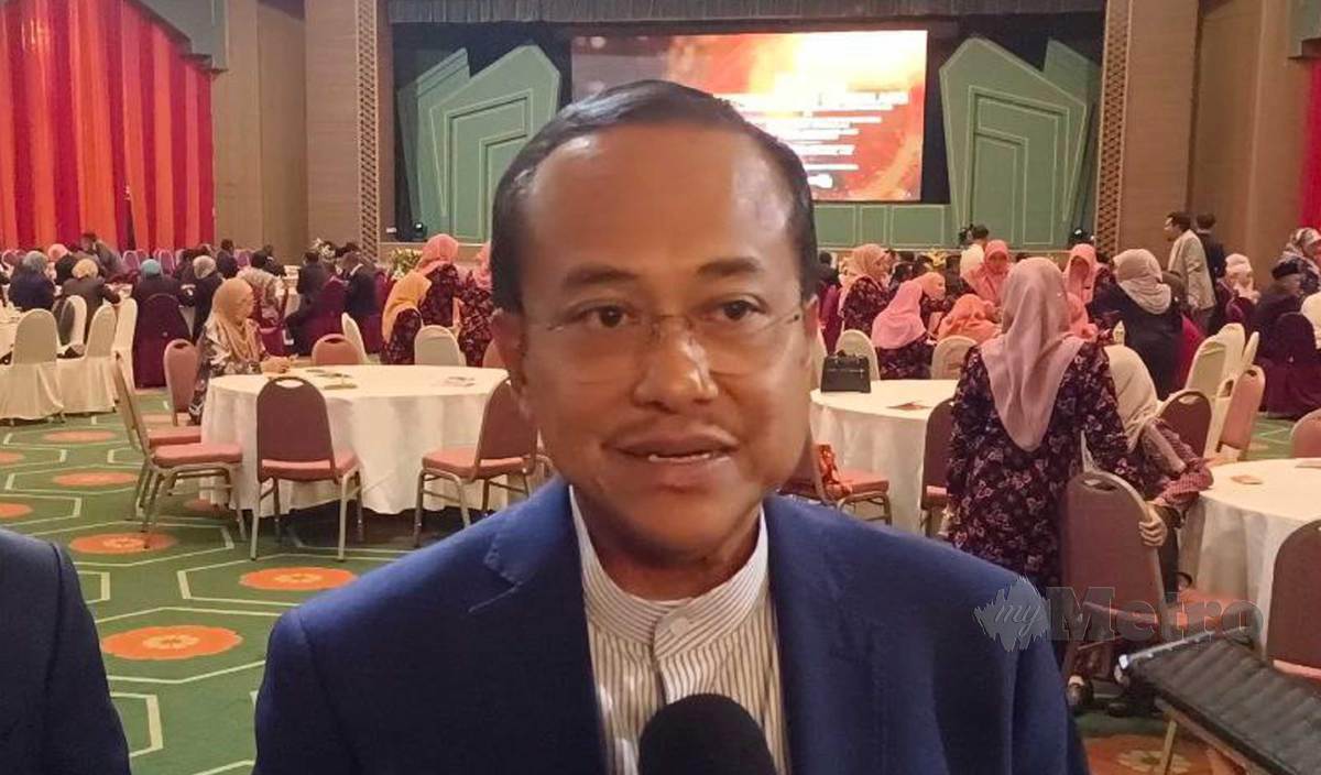 AHMAD Samsuri ditemui media selepas Majlis Anugerah Perkhidmatan Cemerlang (APC) Peringkat Negeri Terengganu 2023. FOTO Faizul Azlan Razak