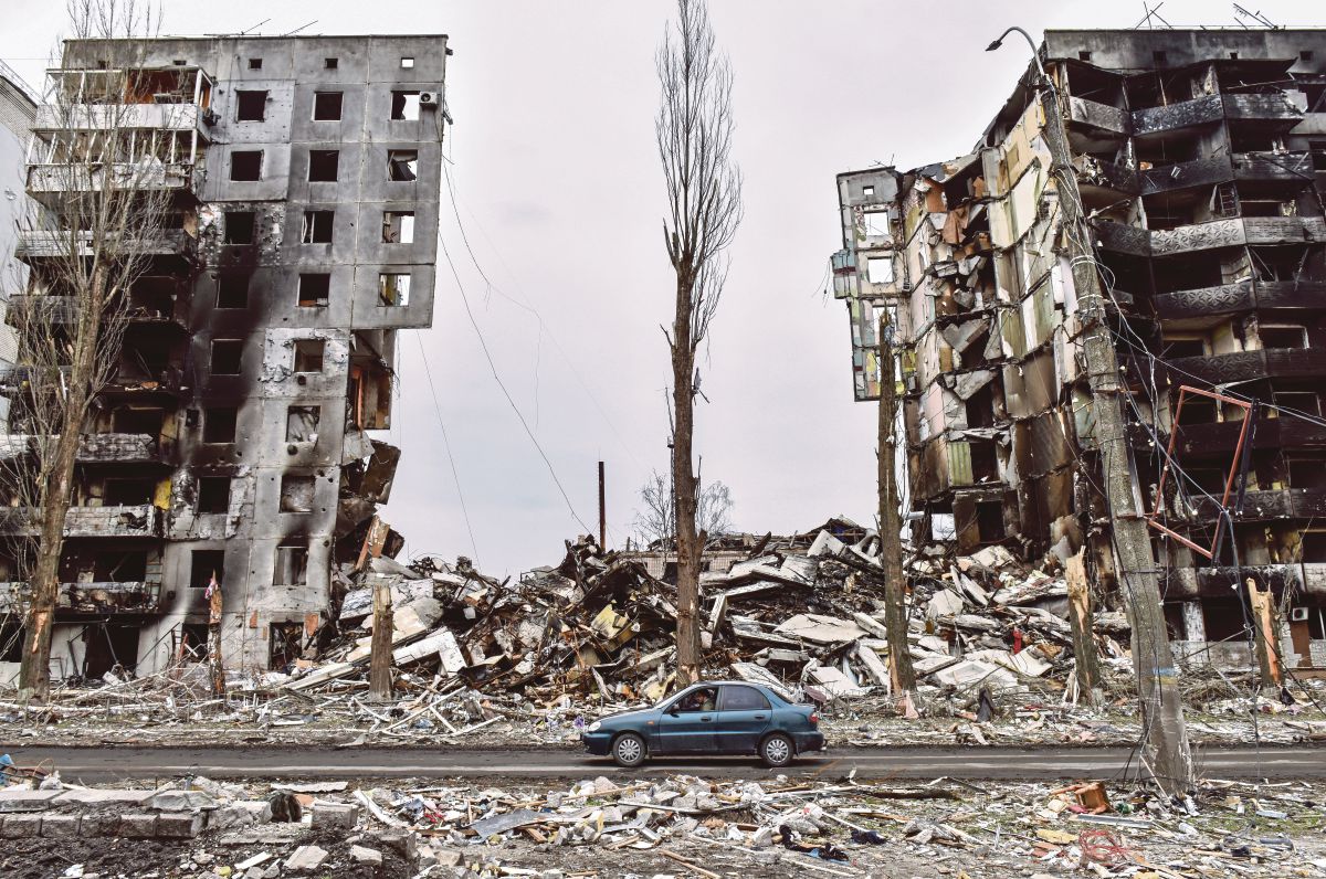 BANGUNAN apartmen yang musnah di bandar Borodyanka dekat Kyiv, Ukraine. FOTO EPA 