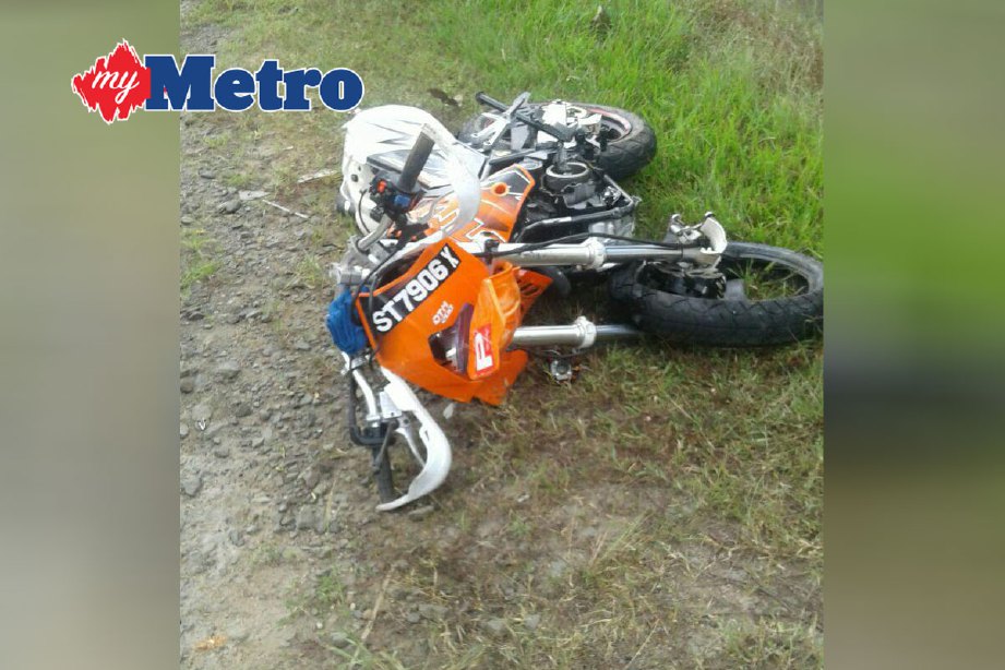 Motosikal ditunggang dua lelaki yang maut selepas bertembung dengan Proton Exora di Kilometer 37 Jalan Merotai, petang tadi. FOTO ihsan pembaca