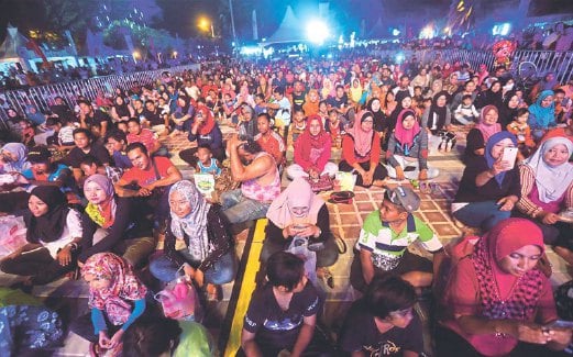 SEBAHAGIAN penonton di konsert sempena Jelajah Ledakan 25 Tahun Harian Metro di Dataran Tanjung Emas, Muar.