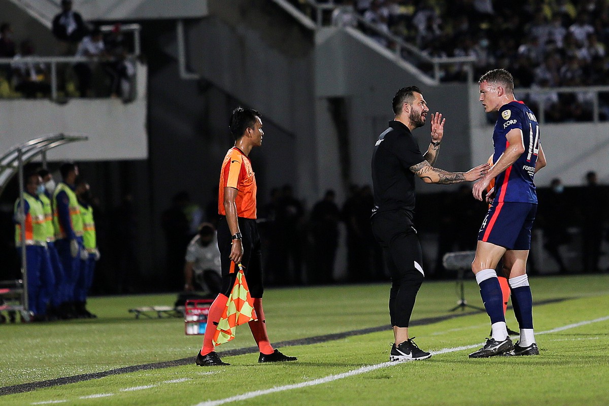Benjamin Mora (tengah) memperkatakan sesuatu kepada pemain ketika aksi Separuh Akhir Pertama Piala Malaysia  di Stadium Sultan Mizan Zainal Abidin. FOTO Ghazali Kori