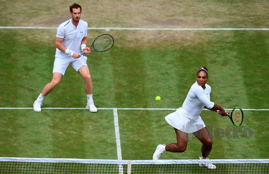 MURRAY (kiri) dan Serena layak ke pusingan ketiga acara beregu campuran di Wimbledon. — FOTO AFP