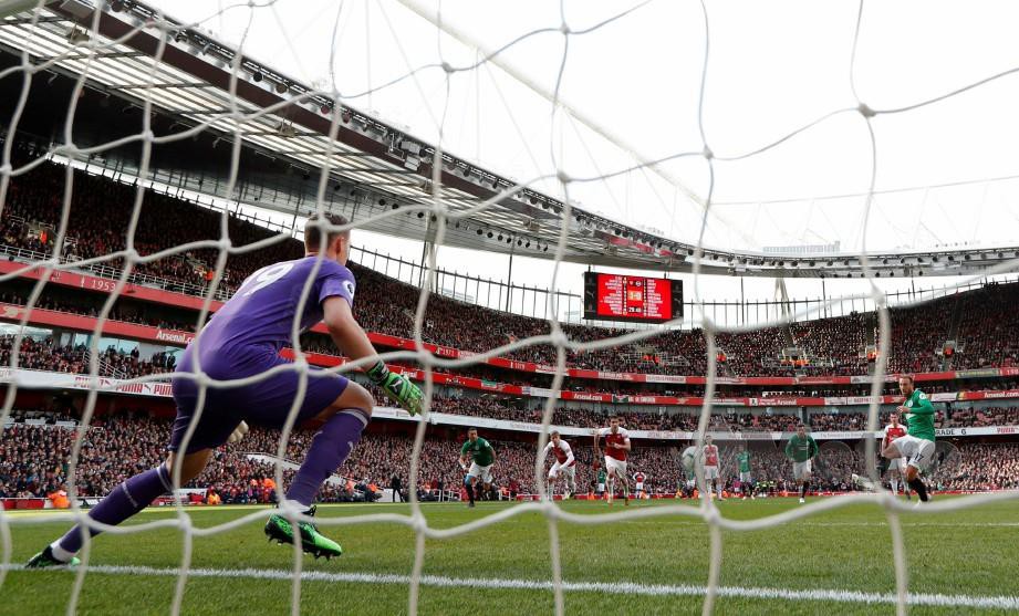MURRAY (kanan) mudah mengatasi penjaga gol Arsenal, Bernd Leno menerusi sepakan penalti. — FOTO Reuters