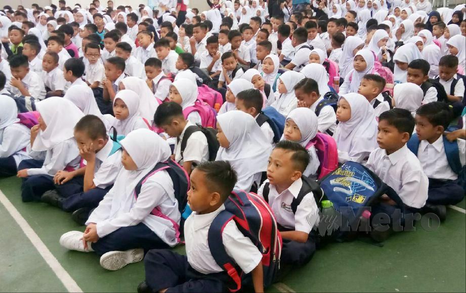 MURID tahun satu yang memulakan alam persekolahan di Sekolah Kebangsaan (SK) Matu Baru,Kuching, hari ini.