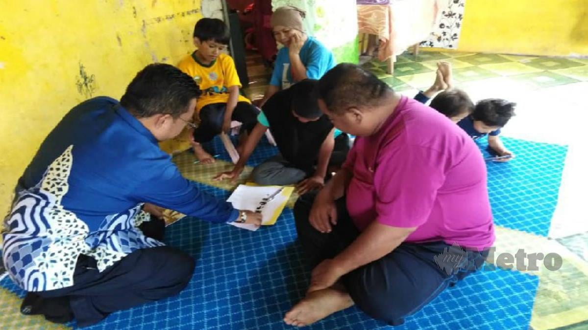 GURU SMK Bukit Payong, Pokok Sena, Abd Ghani ke rumah pelajar untuk mengajar  membaca dan menulis sejak awal tahun ini. FOTO Ihsan dR Abd Ghani Jalil.