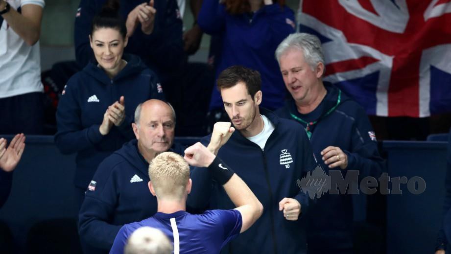 Andy Murray (dua kanan) di bangku simpanan meraikan kejayaan Edmund. FOTO Reuters