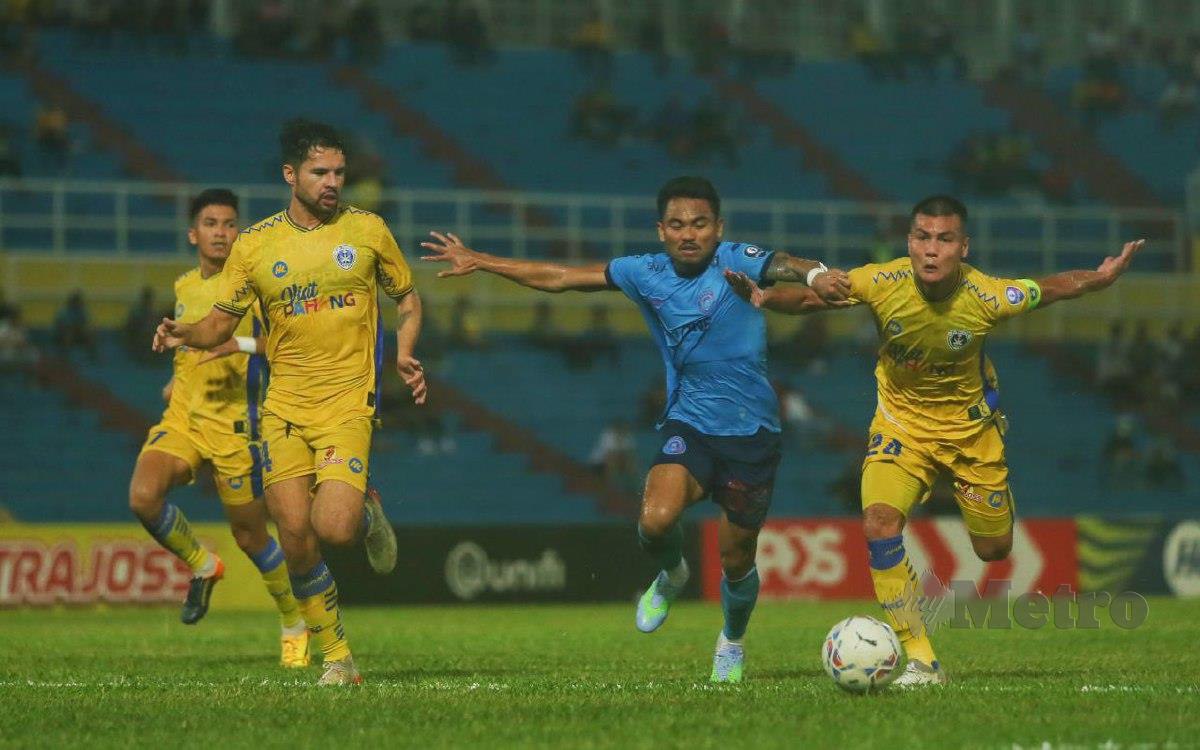 KAPTEN Sri Pahang FC, Muslim Ahmad (kanan) mengasak pemain Sabah FC, Saddil Ramdani pada aksi Liga Super 2022 di Stadium Darul Makmur. FOTO FARIZUL HAFIZ AWANG