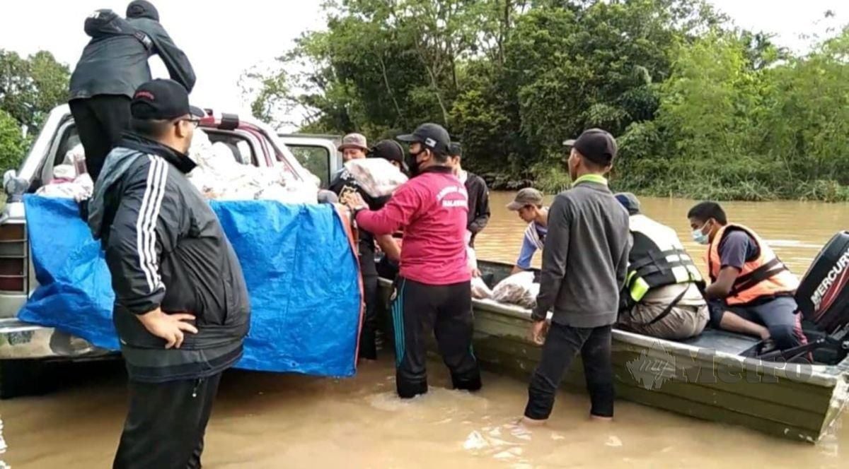 SUKARELAWAN Muslim Care Malaysia (MCM) menyalurkan sumbangan kepada mangsa banjir di Mentakab, Pahang, sejak Khamis lalu.