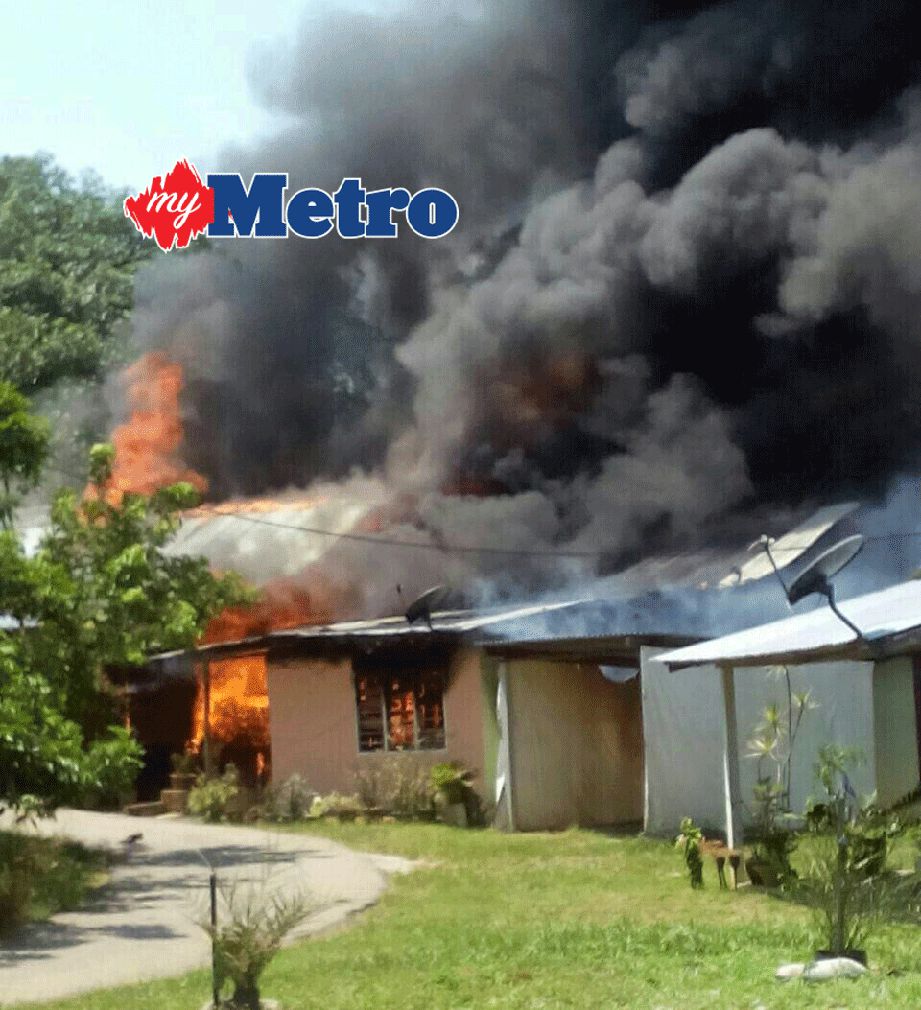 API marak membakar tiga rumah di Kampung Bagan Pinang, hari ini. FOTO Mohd Khidir Zakaria