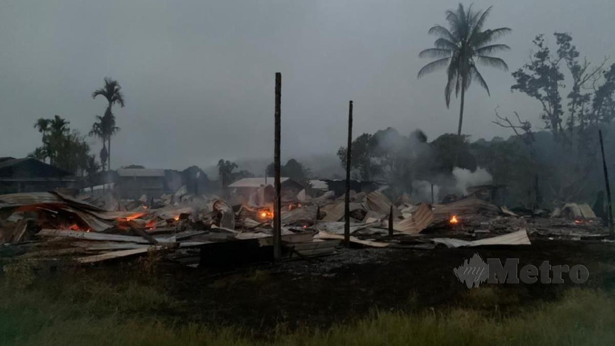 KEADAAN Rumah Panjang Kampung Pa Derong Bario yang musnah dalam kebakaran awal pagi tadi. FOTO ERIKA GEORGE