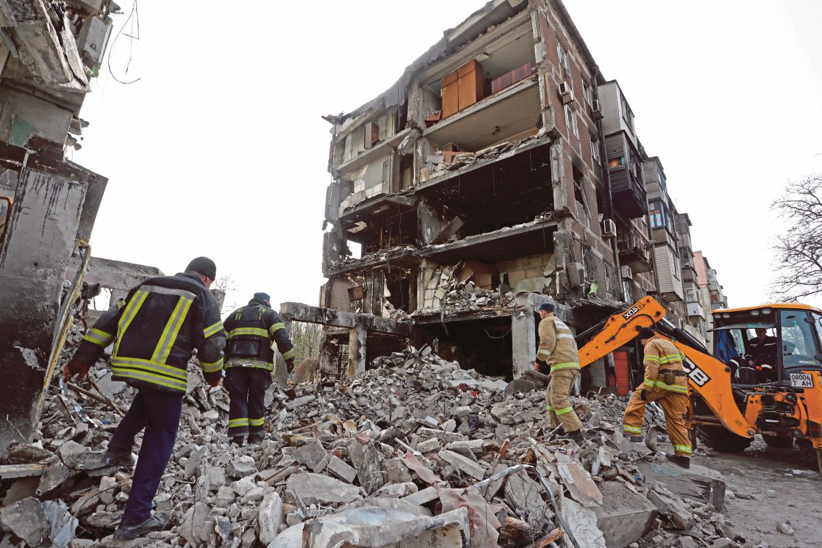 SEBUAH bangunan yang musnah di Mariupol, Ukraine. FOTO  Reuters