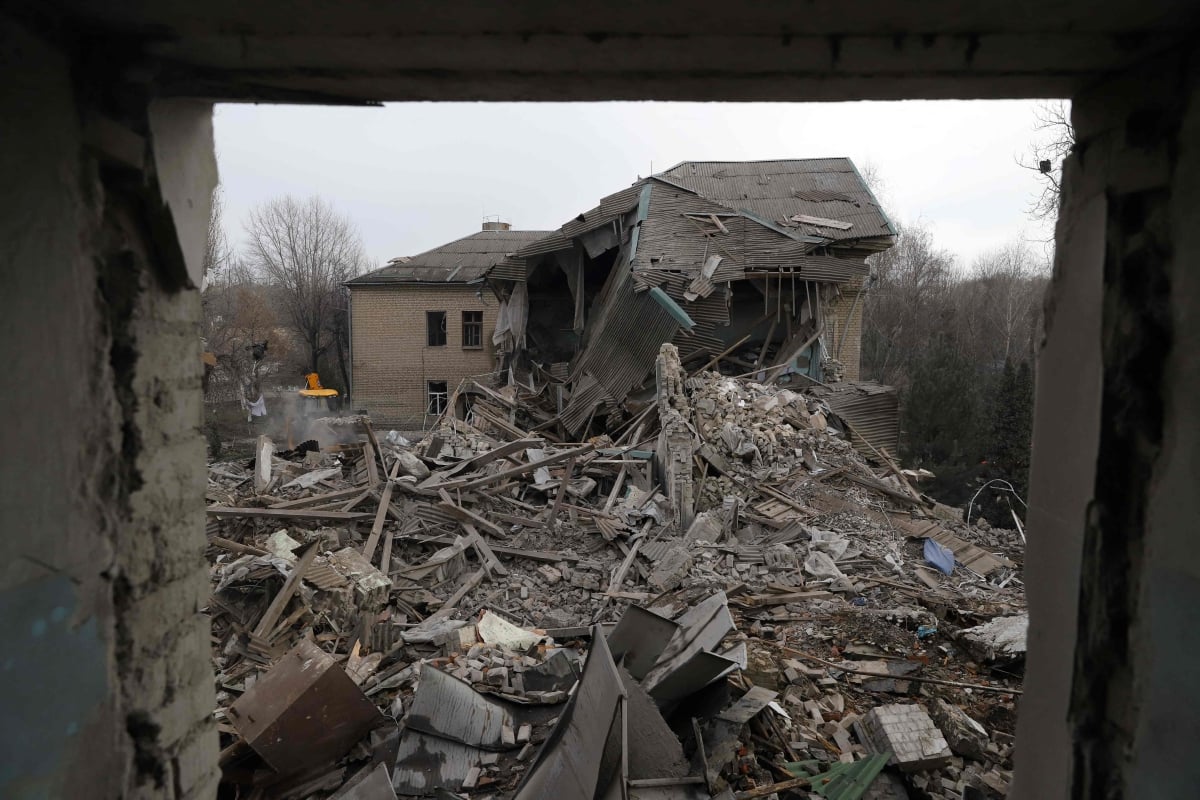PASUKAN penyelamat membersihkan sisa runtuhan bangunan dua tingkat yang menempatkan wad bersalin di sebuah hospital di bandar Vilnyansk, wilayah Zaporizhzhia. FOTO AFP 
