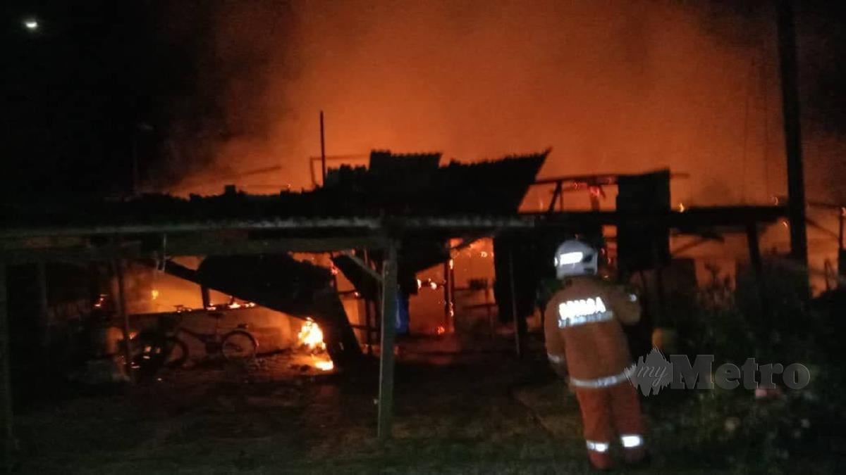 BOMBA memadamkan sebuah rumah yang terbakar di Marang, malam ini. FOTO Zaid Salim