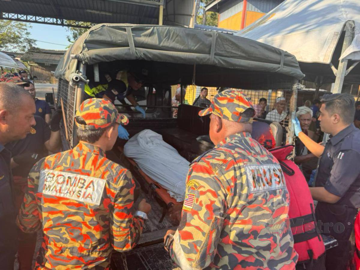 MAYAT anggota bomba yang lemas ketika menyelenggara bot di Jeti Pangkalan Marin JBPM Mak Mandin ditemui selepas 19 jam operasi SAR dilaksanakan. FOTO Nur Izzati Mohamad