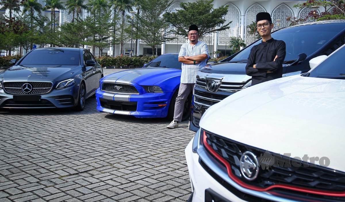 HAFIZ dan Mohd Khairil Ariff menawarkan perkhidmatan sewa kereta. FOTO Aziah Azmee