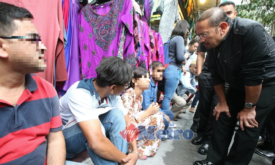 MUSTAFAR (kanan) memeriksa sebahagian Pati yang ditahan ketika Operasi Mega 3.0 Imigresen di sekitar Jalan Masjid India, Kuala Lumpur. FOTO Mohd Yusni Ariffin.