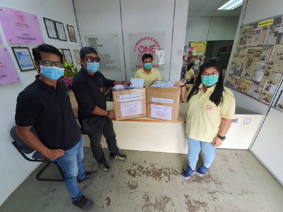 AHMAD Zhafaran (dua dari kiri) menerima sumbangan perlindungan diri dan kesihatan untuk digunakan petugas media di lapangan daripada wakil One Hope Charity and Welfare, Lee Pei Pei di Jalan Kota Permai, Bukit Mertajam. FOTO Ihsan Kelab Media Mutiara Pulau Pinang