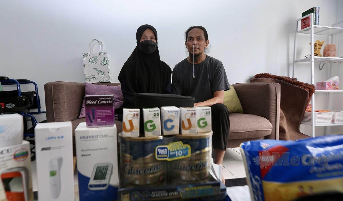 ALI (kanan) bersama isterinya menerima sumbangan dari pihak TV Alhijrah ketika Lawatan di Pangsapuri Bayu Suria, Taman Impian Ehsan, Seri Kembangan. FOTO Azhar Ramli