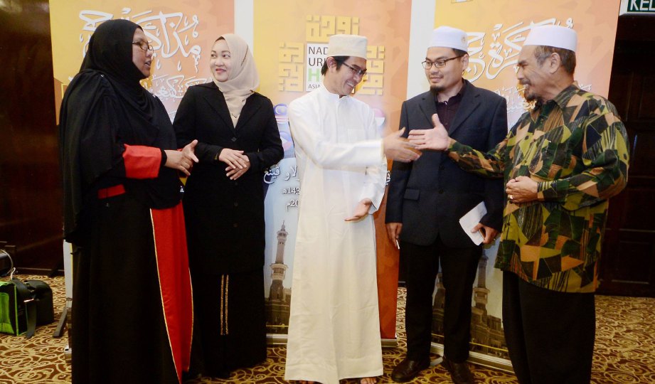 DARI kiri, Yusnah,  Norhayati, Sos, Dr Muhammad Amin  dan Ramli  yang  hadir pada Program Muzakarah Haji Peringkat Kebangsaan ke-34 di TH Hotel Penang, Bayan Lepas.