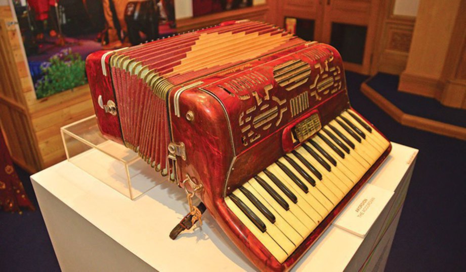 ANTARA alat muzik yang digunakan dalam mengiringi lagu Ghazal Party.