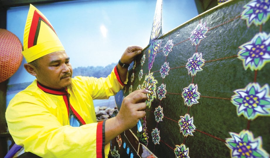 MALAYSIA mempunyai kepelbagaian seni kraf yang menjadi warisan bernilai untuk masyarakat setempat dan asing. 