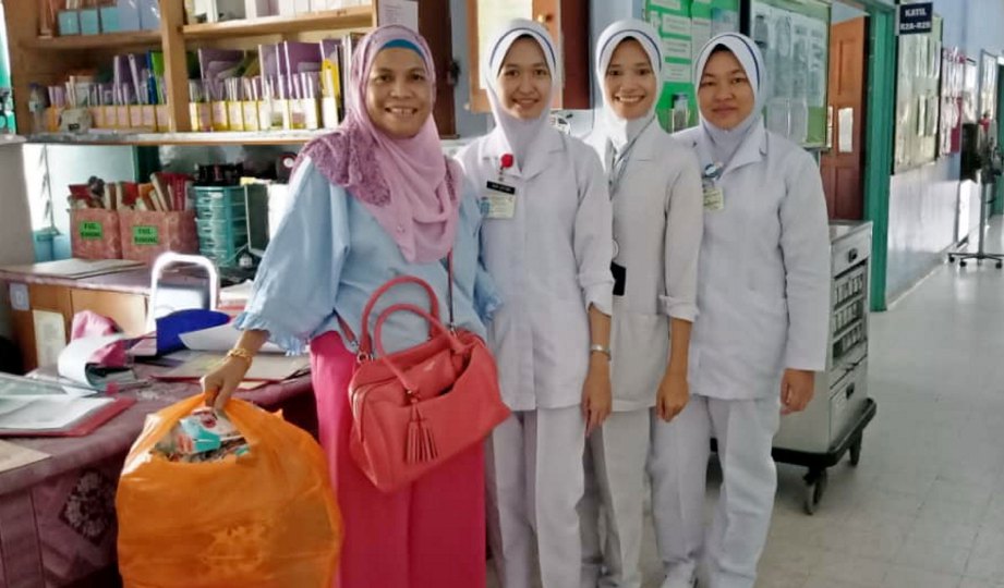 SUKARELAWAN bersama jururawat Hospital Tanjung Karang.