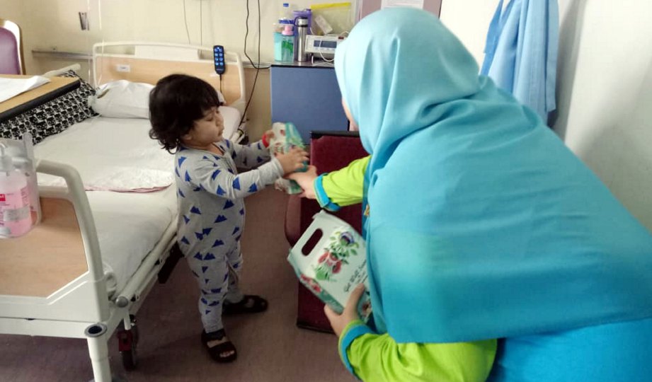 KUNJUNGAN Kelab Generasi Dinamik di Wad Kanak-kanak Hospital Putrajaya.
