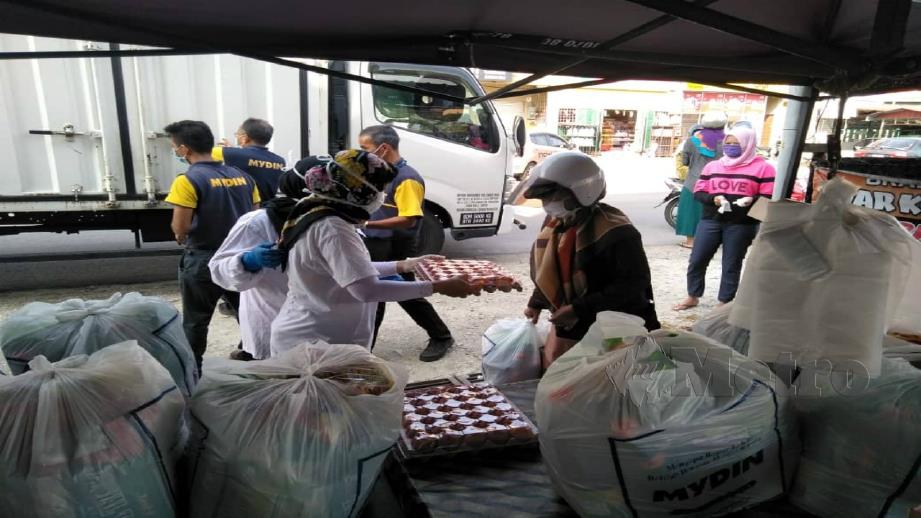 PETUGAS mengedarkan pek barangan dapur. FOTO Ihsan Kelab Sukarelawan (Volunteer i Care)