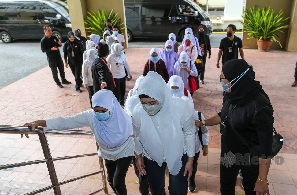 SERAMAI 29 warga Indonesia dibawa ke mahkamah atas dakwaan menggunakan MyKad palsu. FOTO Aswadi Alias