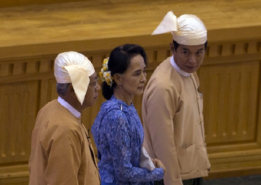Presiden baru Myanmar, Htin Kyaw (kiri) berjalan bersama Aung San Suu Kyi (tengah) untuk menghadiri upacara mengangkat sumpah di bangunan Parlimen. - Foto AFP