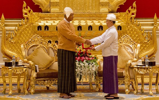 Presiden baru Myanmar Htin Kyaw (kiri) menerima mohor presiden daripada bekas Presiden Thein Sein ketika majlis penyerahan kuasa di Istana Presiden di Naypyitaw, hari ini. - Foto EPA