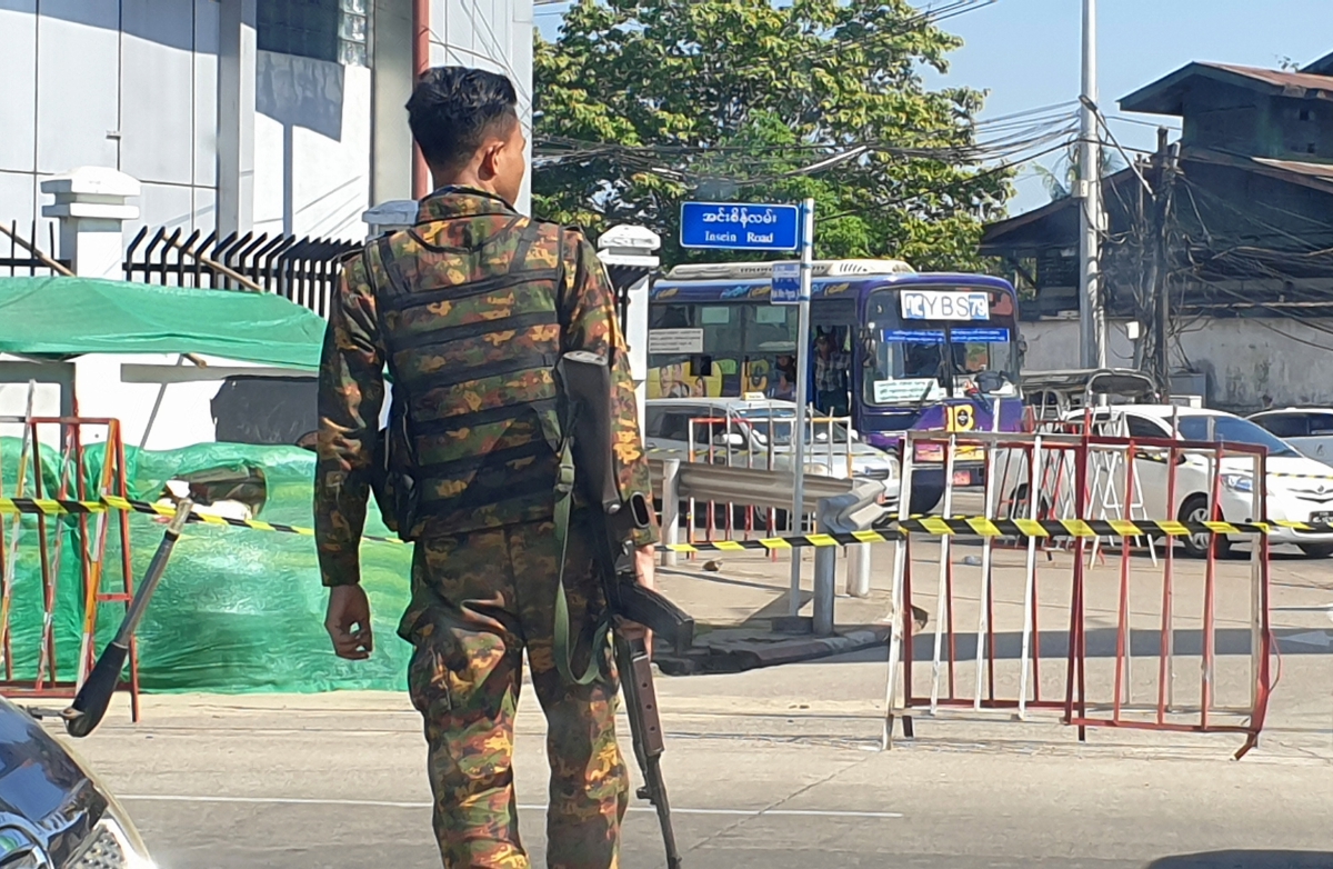 TENTERA bersenjata menyeberangi jalan di Yangon. FOTO EPA 